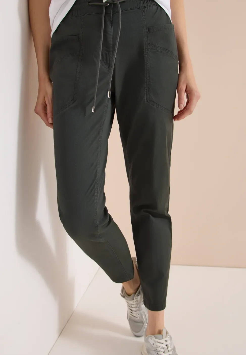 Mid Waist Slim Leg Hose im Washed-Look