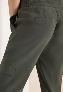 Mid Waist Slim Leg Hose im Cargo-Look