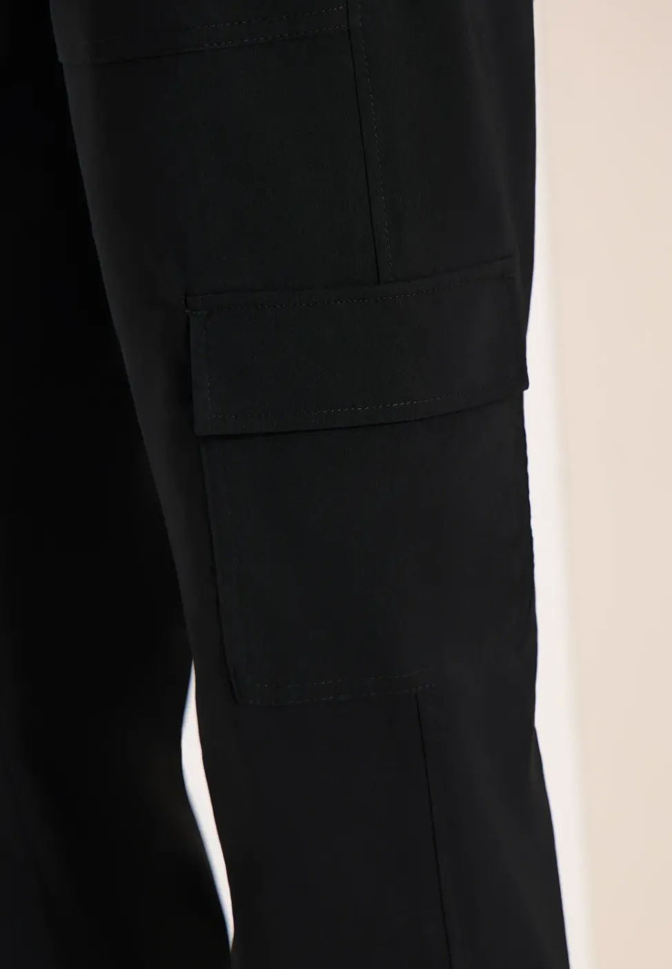 Mid Waist Slim Leg Hose im Cargo-Look