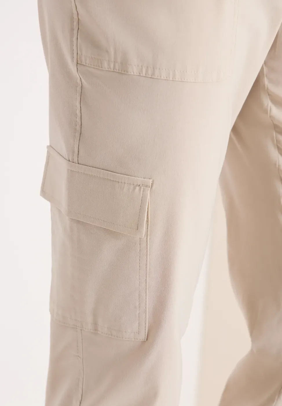Mid Waist Slim Leg Hose im Cargo-Look