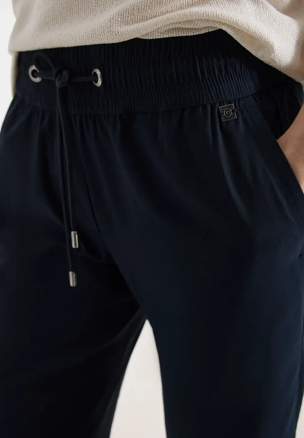 Mid Waist Slim Leg Hose im Casual Fit