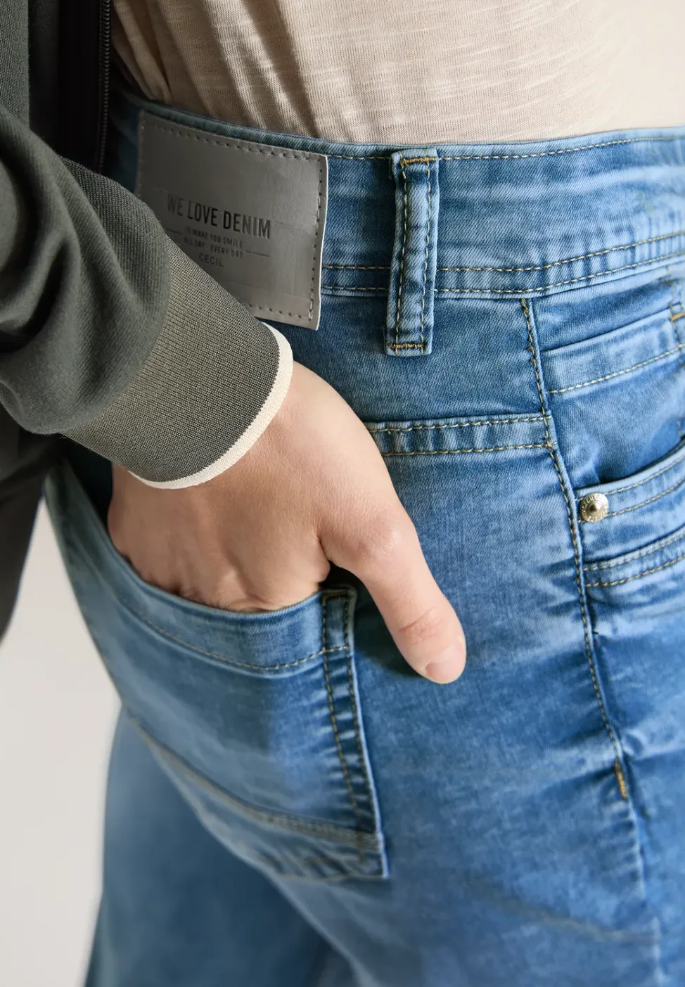 Mid Waist Slim Leg Jeans im Casual Fit