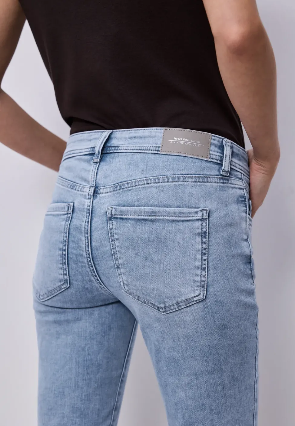 Mid Waist Slim Leg Jeans im Slim Fit