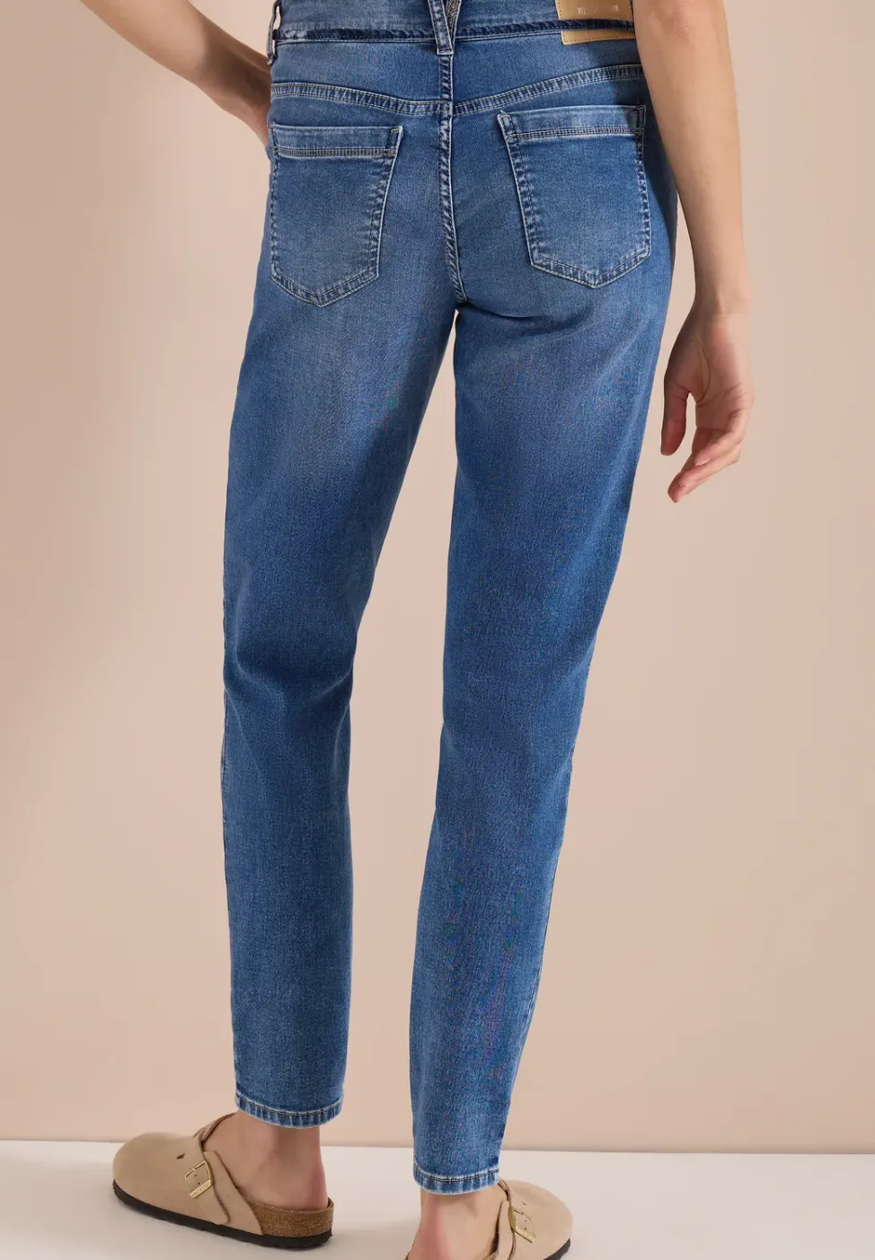 Mid Waist Slim Leg Jeans im Casual Fit