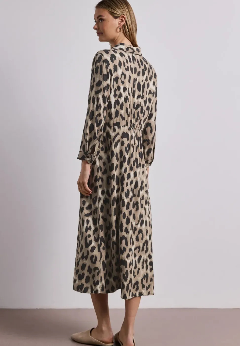 Midi-Kleid mit durchgehender Knopfleiste