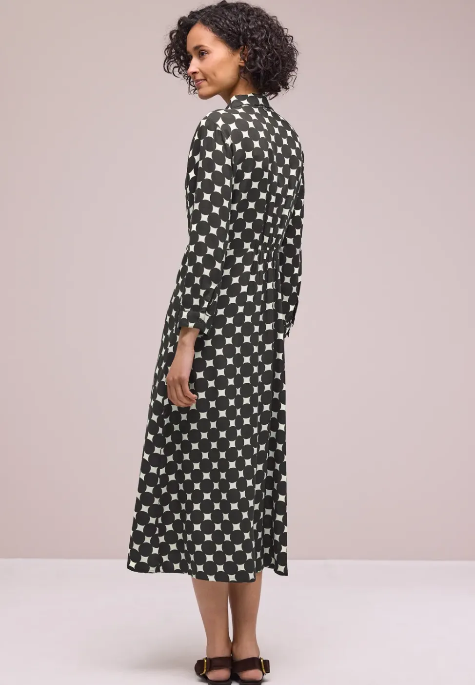 Midi-Kleid mit Knöpfen und Punktmuster