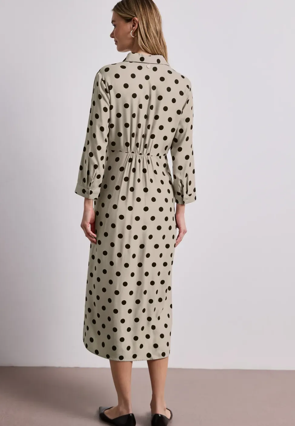 Midi-Kleid mit Knöpfen und Punktmuster
