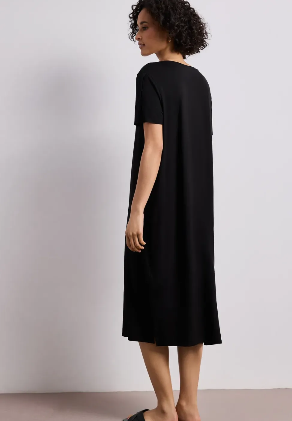 Midi-Kleid mit Kurzarm mit Schlitzdetail