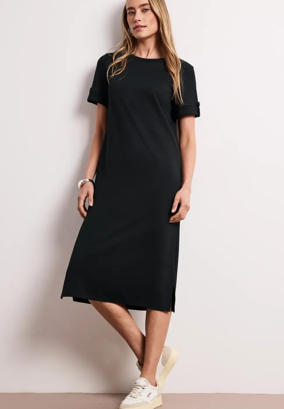 Midi-Kleid mit Rundhals und Knöpfen