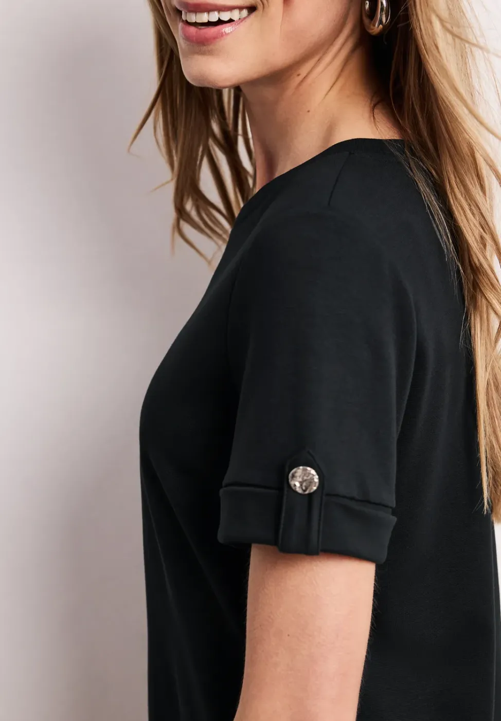 Midi-Kleid mit Rundhals und Knöpfen