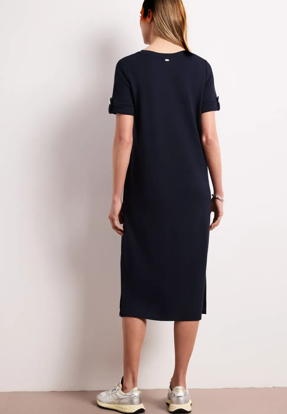 Midi-Kleid mit Rundhals und Knöpfen