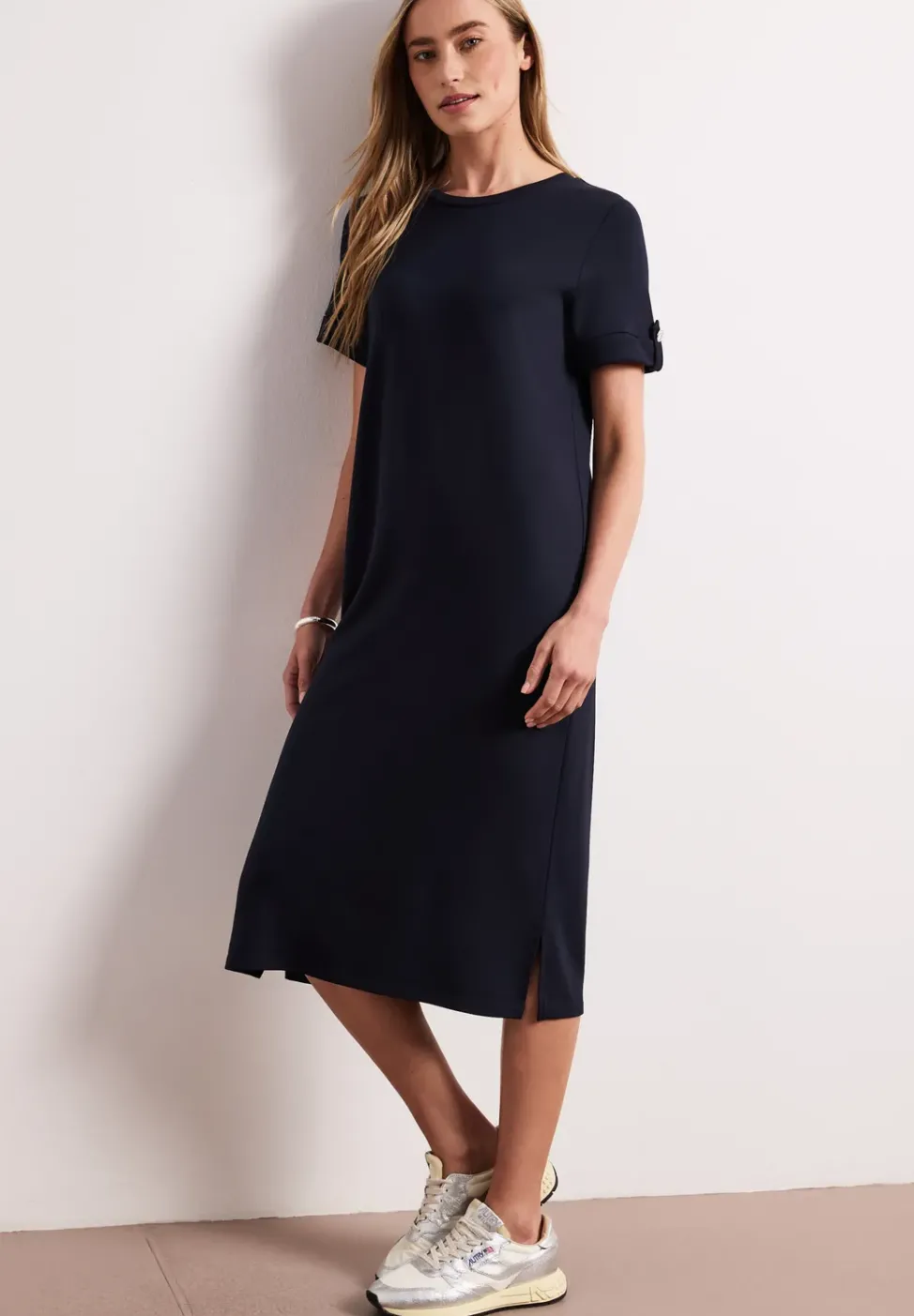 Midi-Kleid mit Rundhals und Knöpfen