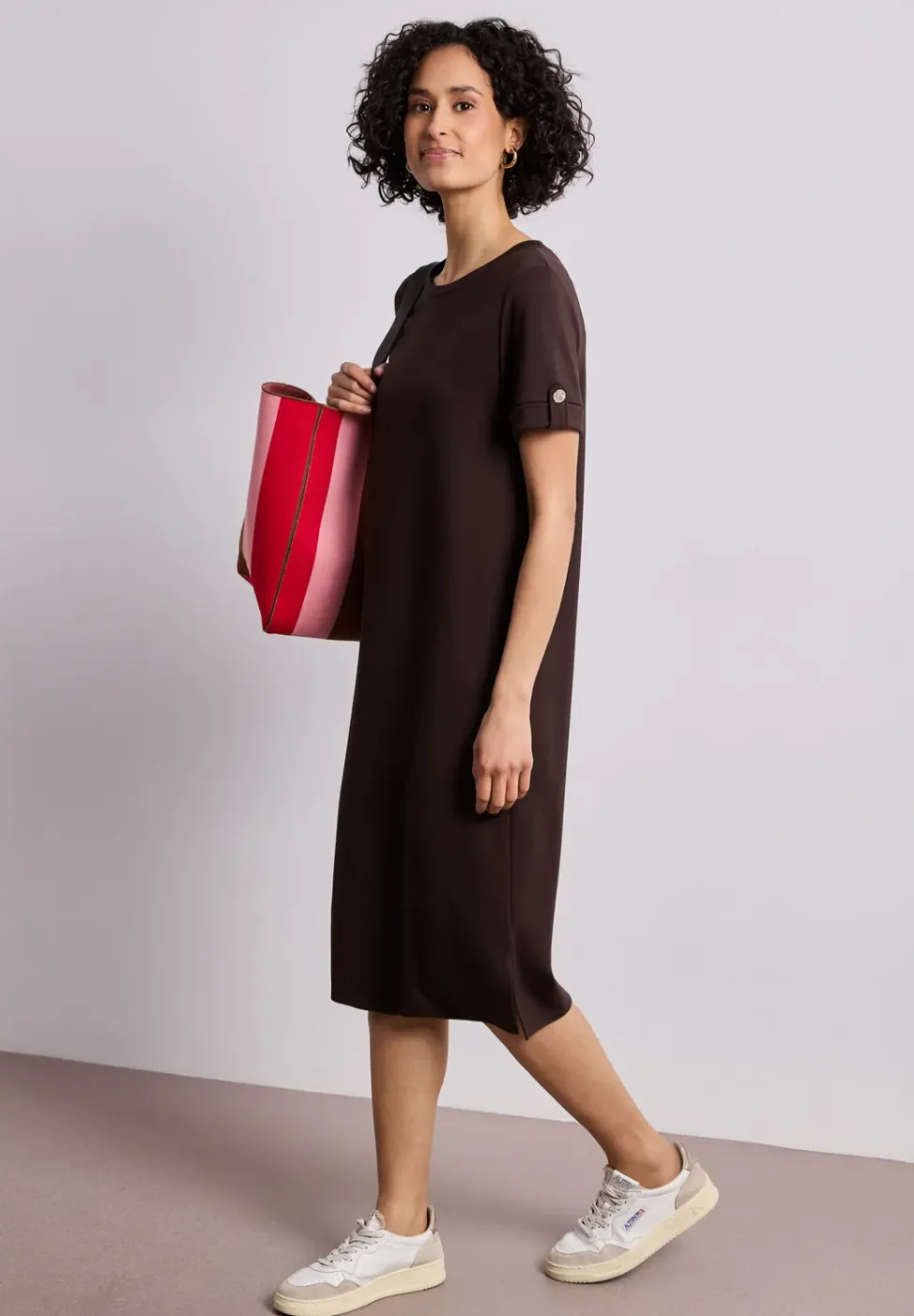 Midi-Kleid mit Rundhals und Knöpfen