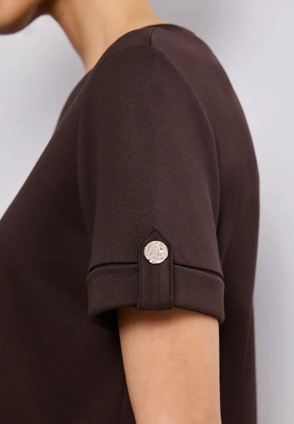 Midi-Kleid mit Rundhals und Knöpfen