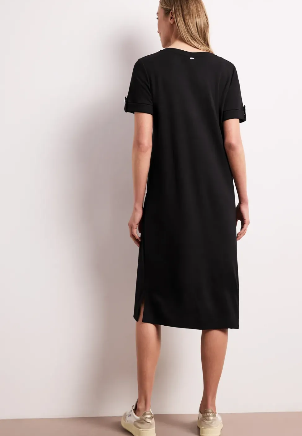 Midi-Kleid mit Rundhals und Knöpfen