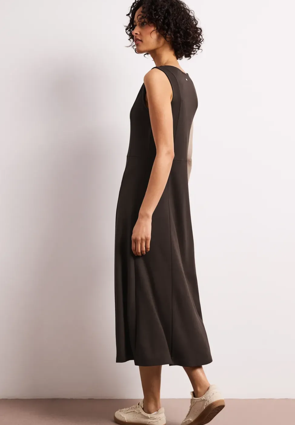 Midi-Kleid ohne Ärmel in Unifarbe
