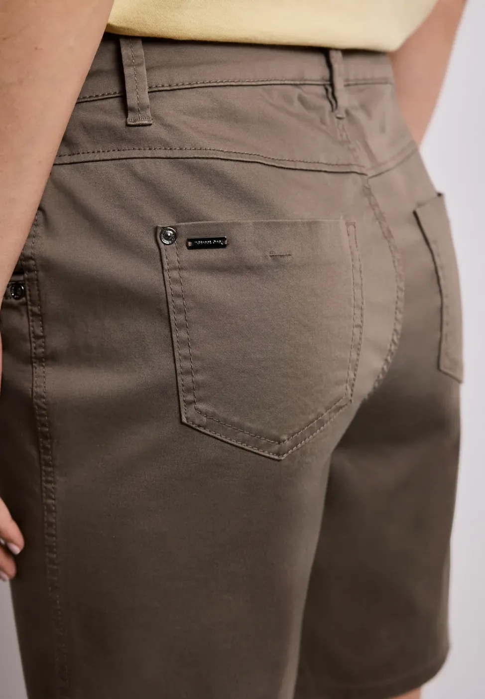Mid Waist Bermuda in Satin-Optik