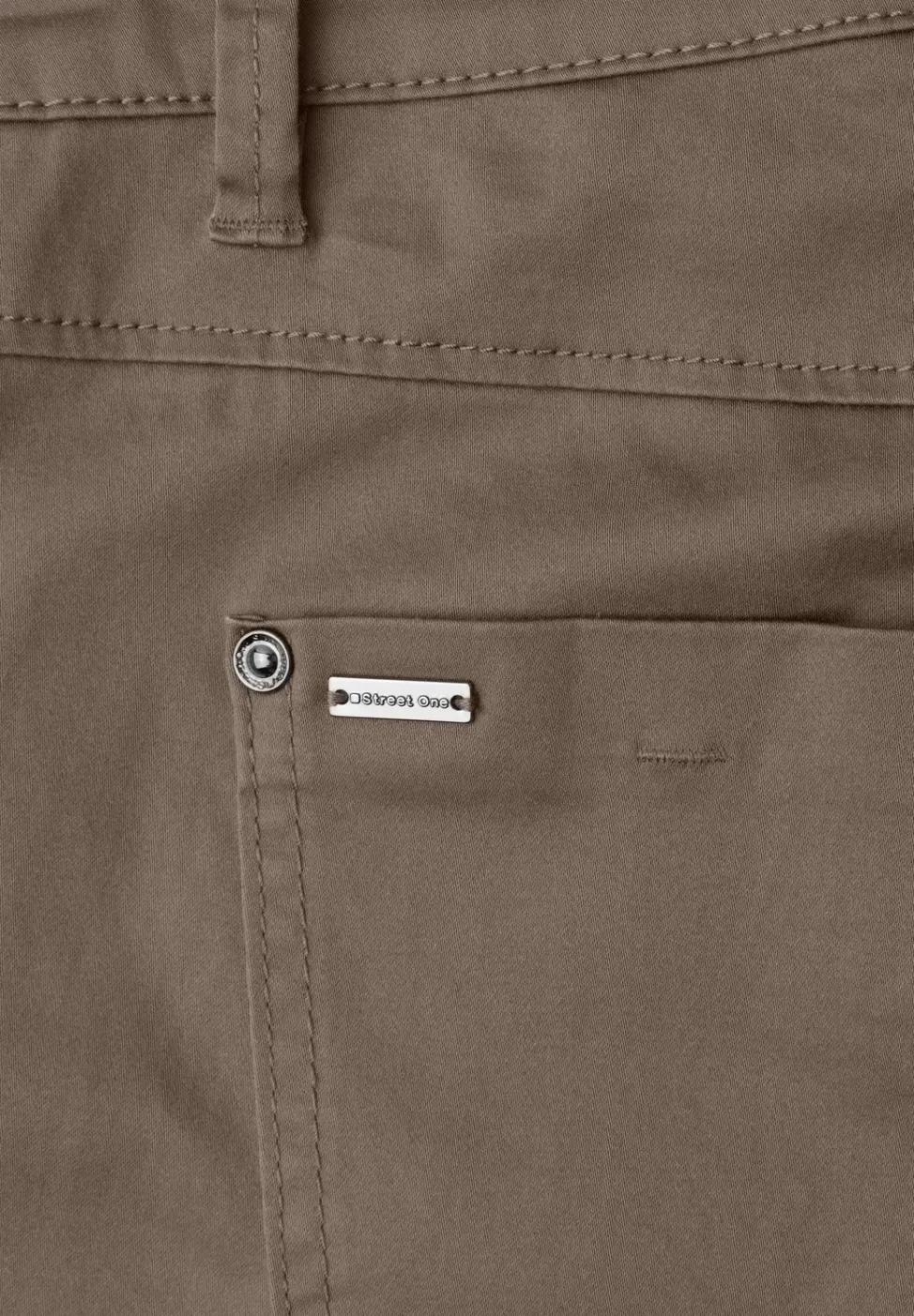 Mid Waist Bermuda in Satin-Optik
