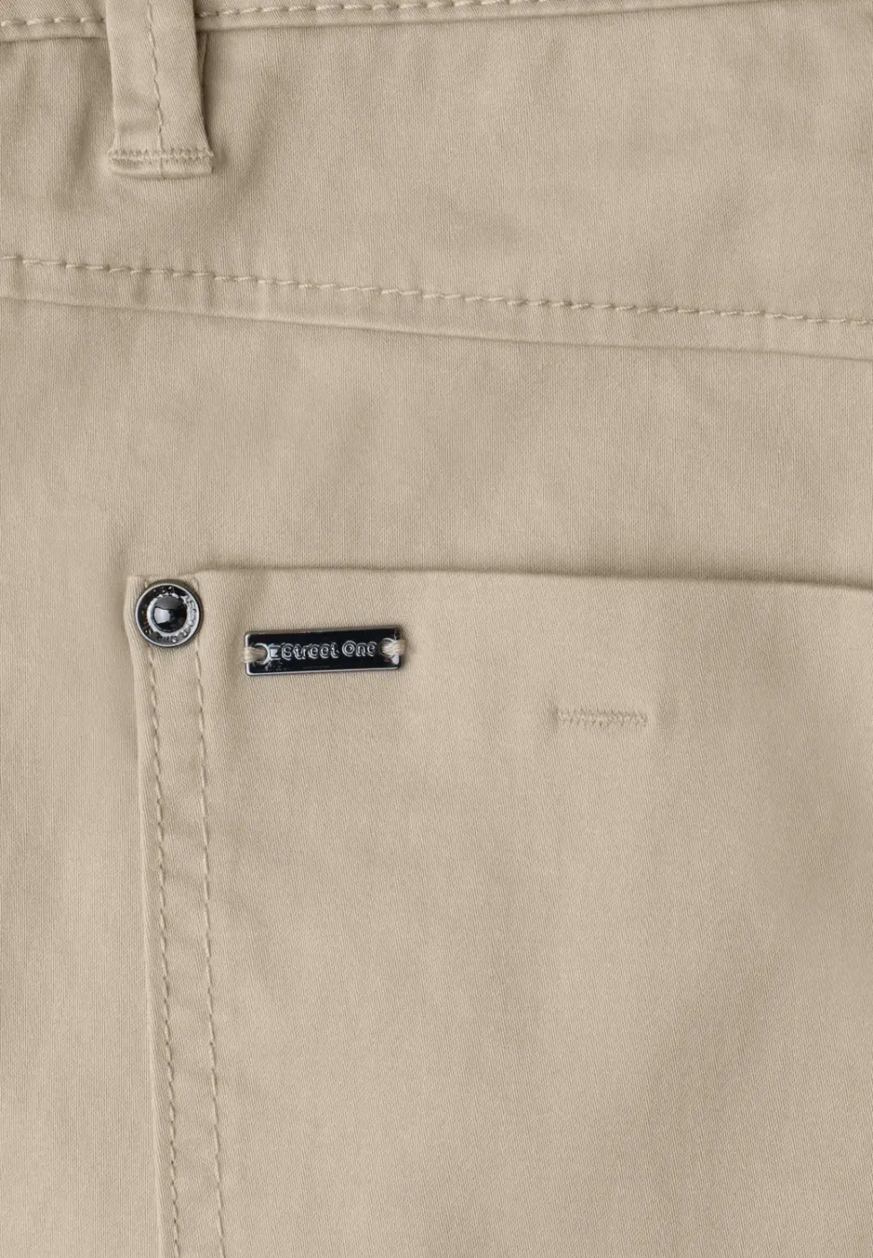 Mid Waist Bermuda in Satin-Optik