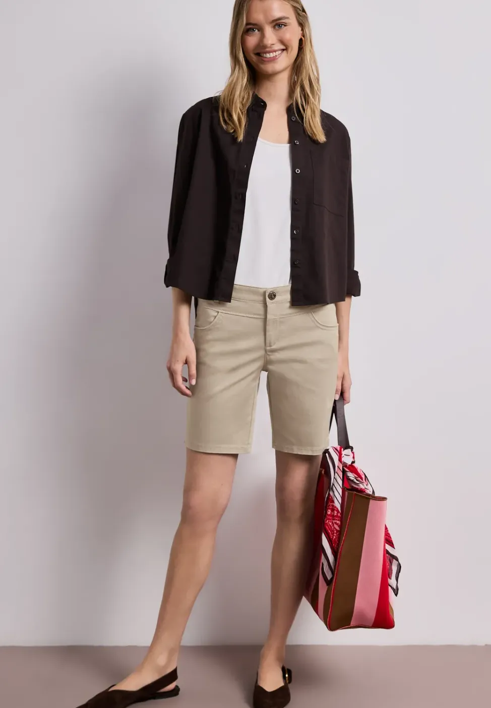 Mid Waist Bermuda in Satin-Optik