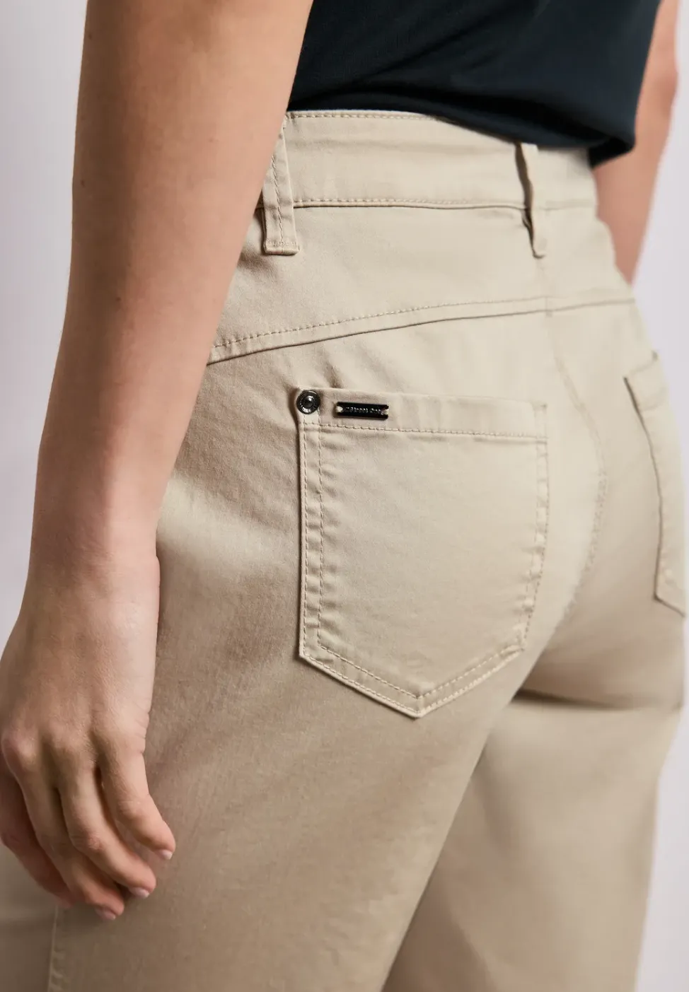 Mid Waist Bermuda in Satin-Optik