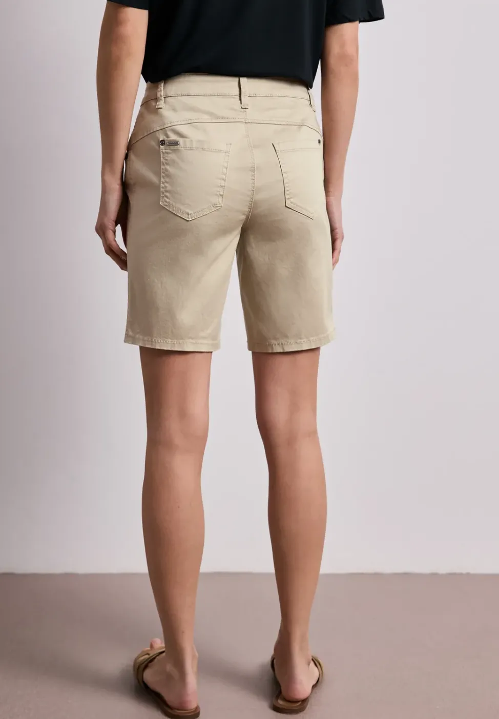 Mid Waist Bermuda in Satin-Optik