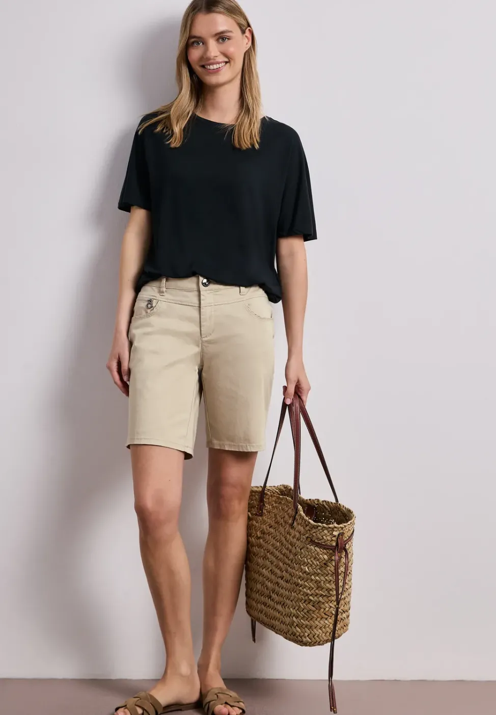 Mid Waist Bermuda in Satin-Optik