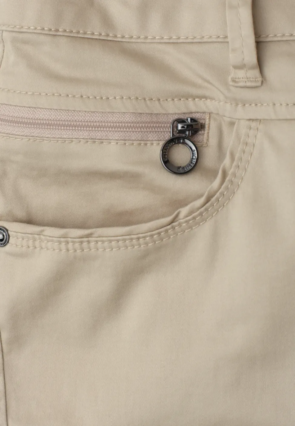 Mid Waist Bermuda in Satin-Optik