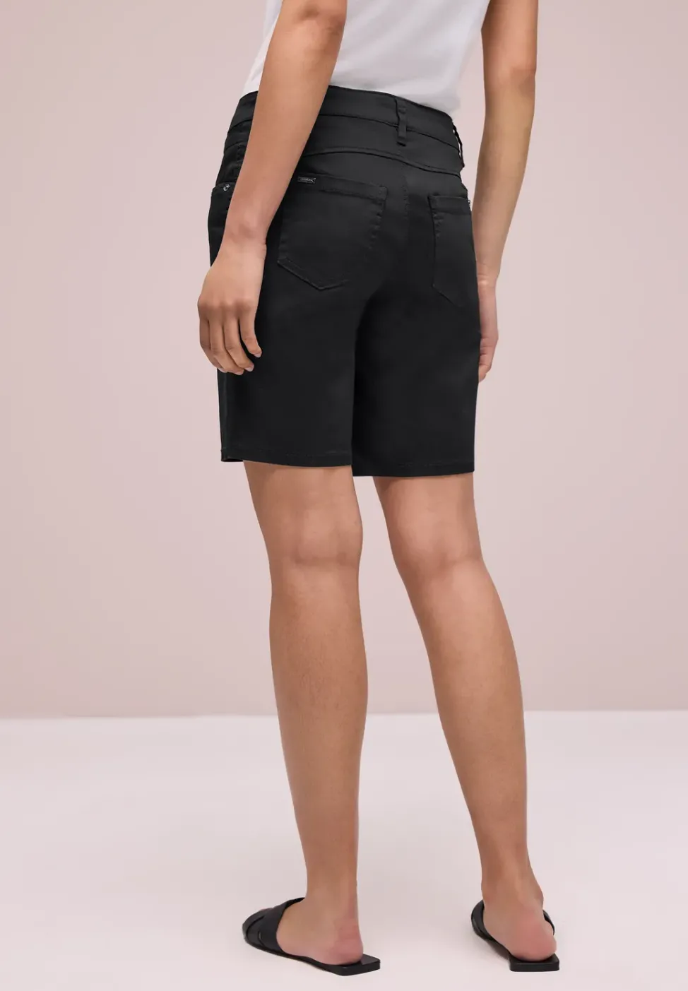 Mid Waist Bermuda in Satin-Optik