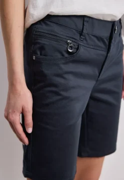 Mid Waist Bermuda in Satin-Optik
