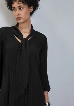 Plissée-Kleid mit Schleife