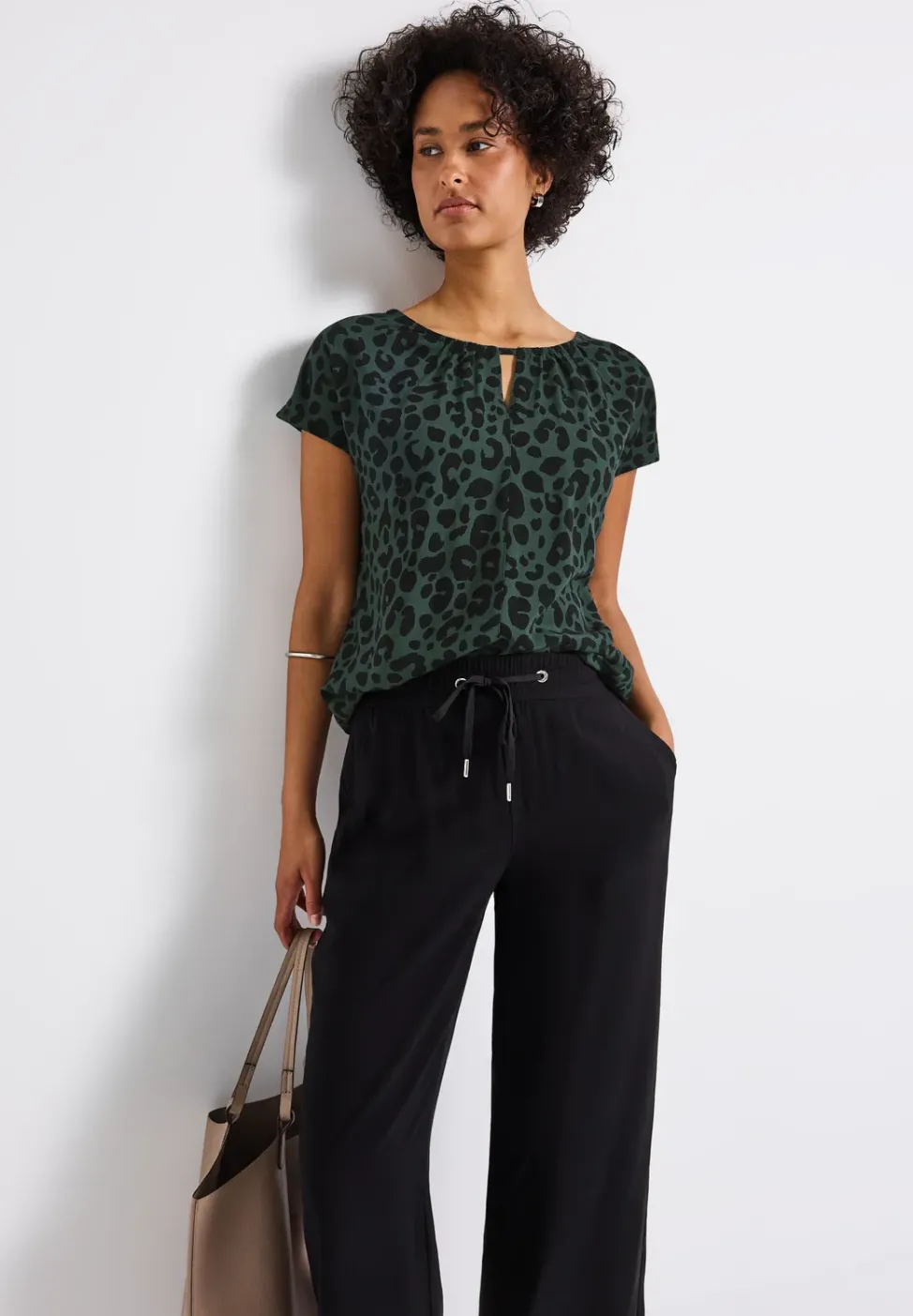 Print-Shirt mit Cut-Out