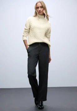 Pullover mit Strickmuster