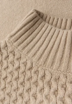Pullover mit Strickmuster