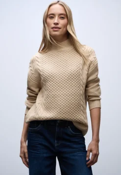 Pullover mit Strickmuster