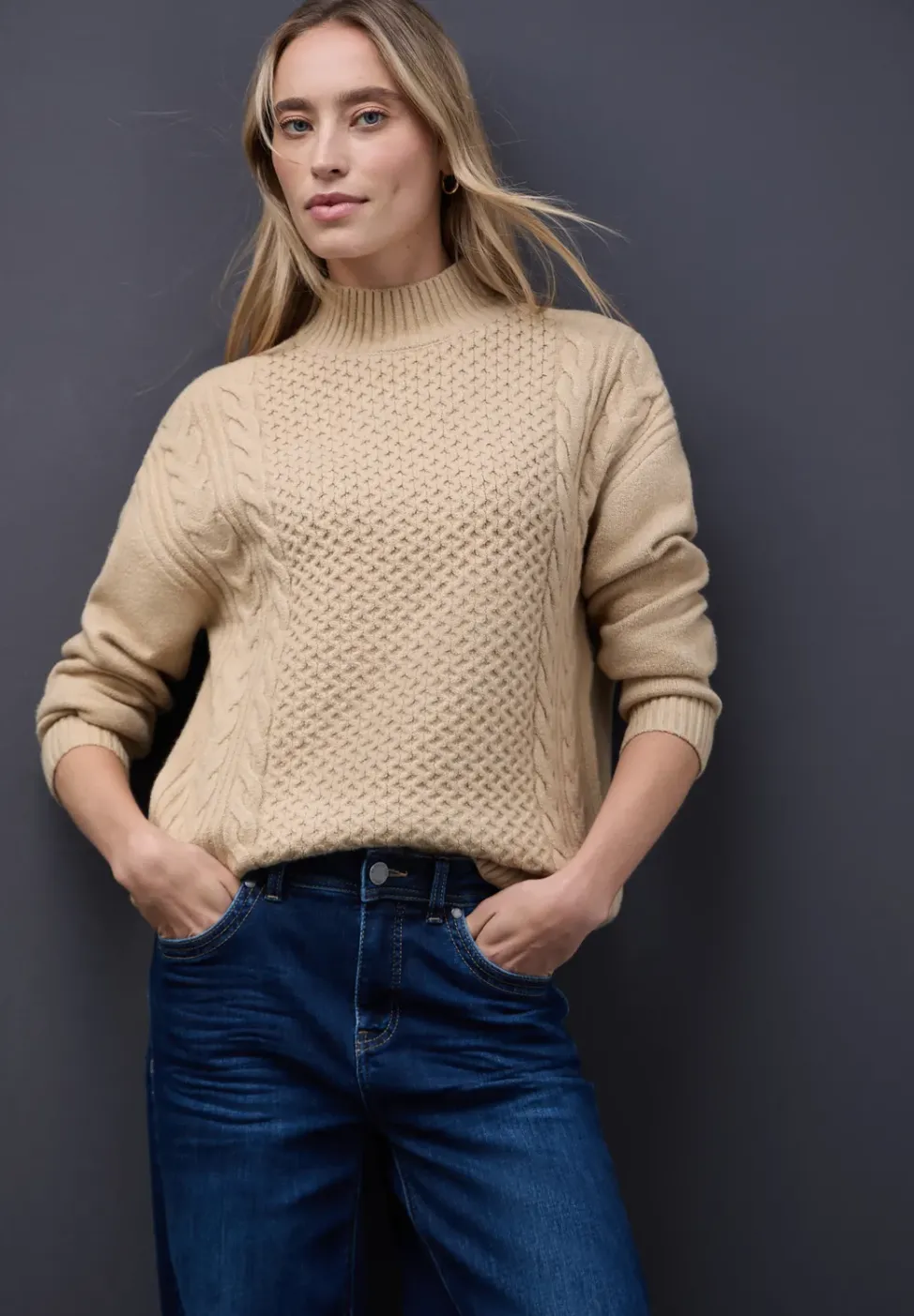 Pullover mit Strickmuster