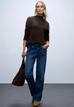 Pullover mit Strickmuster