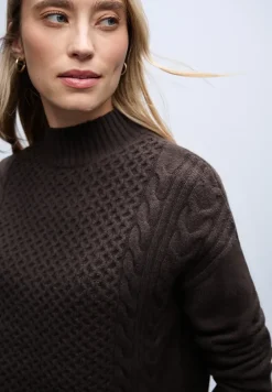 Pullover mit Strickmuster