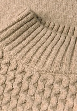 Pullover mit Zopfmuster