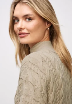 Pullover mit Zopfmuster