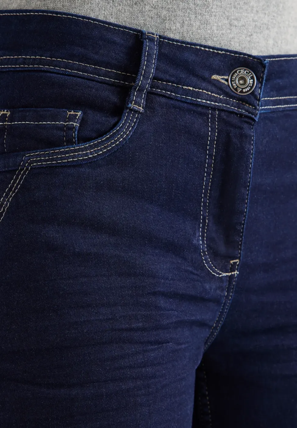 Rinsed Casual Fit Jeans