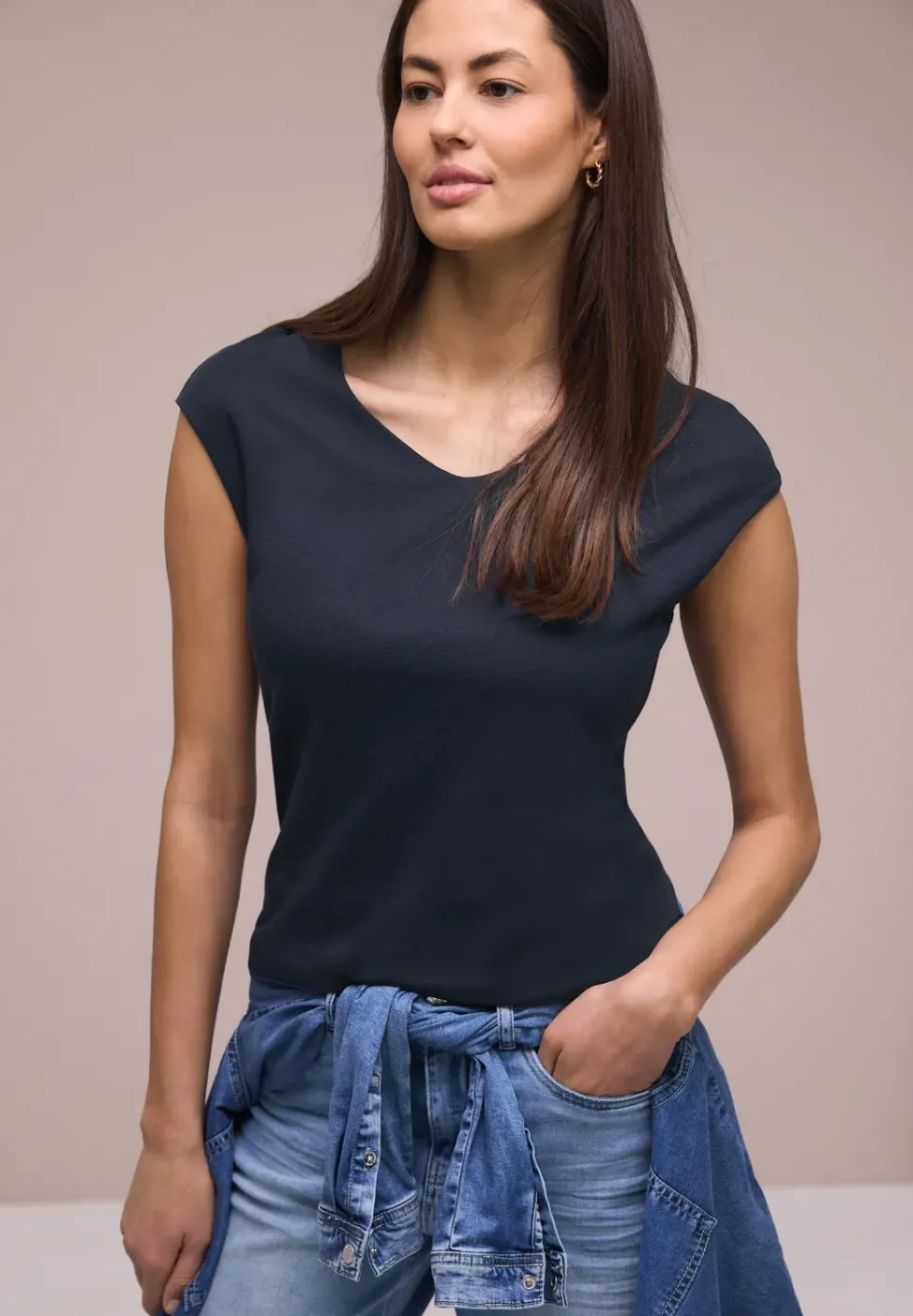Ärmelloses Shirt mit Diamantausschnitt