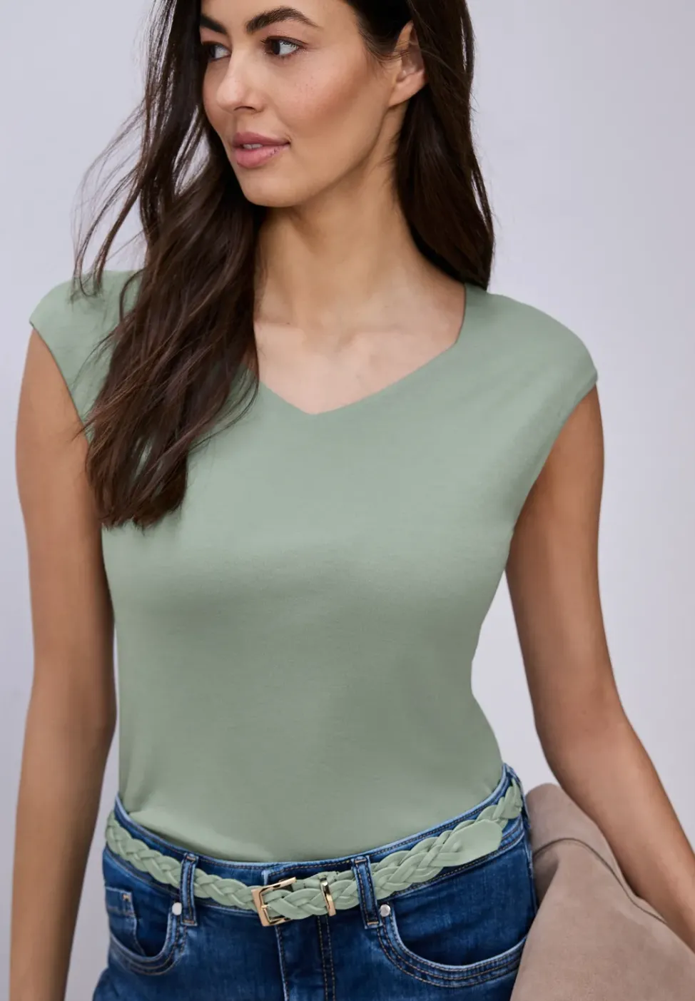 Ärmelloses Shirt mit Diamantausschnitt