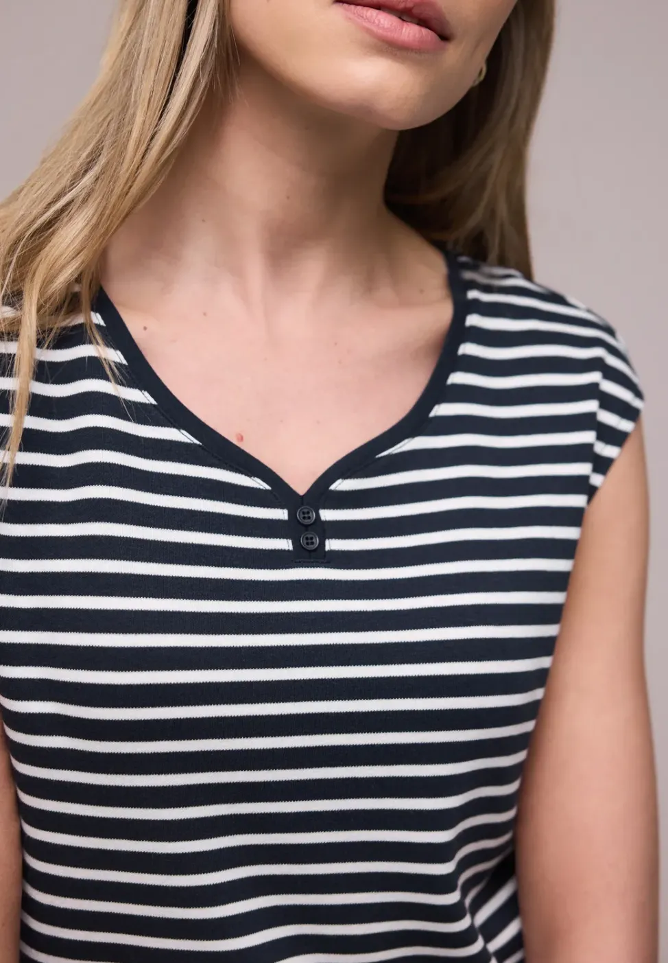 Ärmelloses Shirt mit Knopfdetail