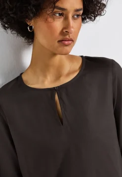 Rundhalsbluse mit Cut-Out