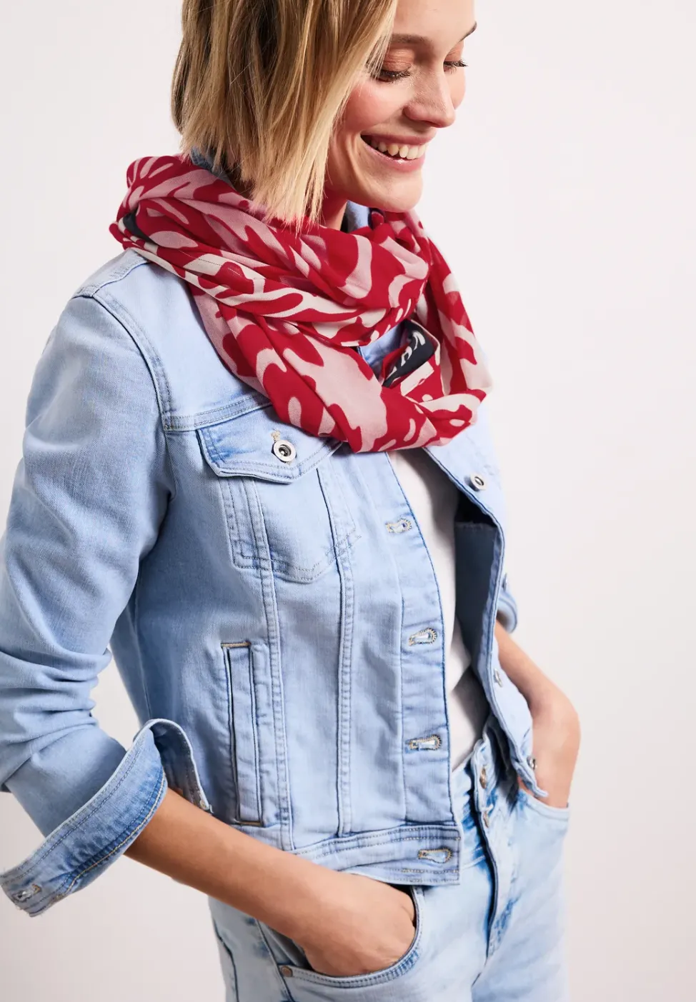 Schal aus Modal mit floralem Muster