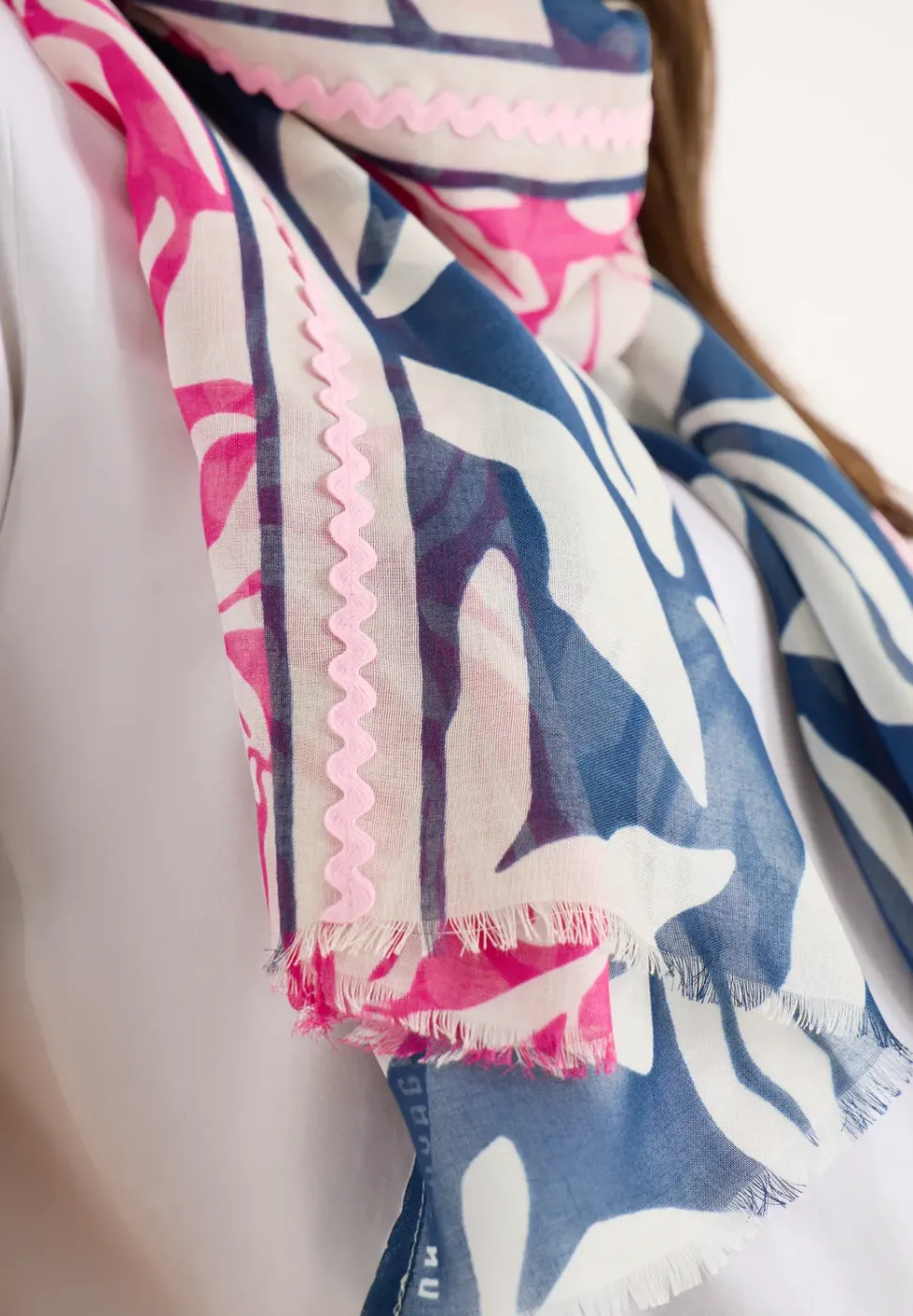 Schal mit Print und Tapedetail
