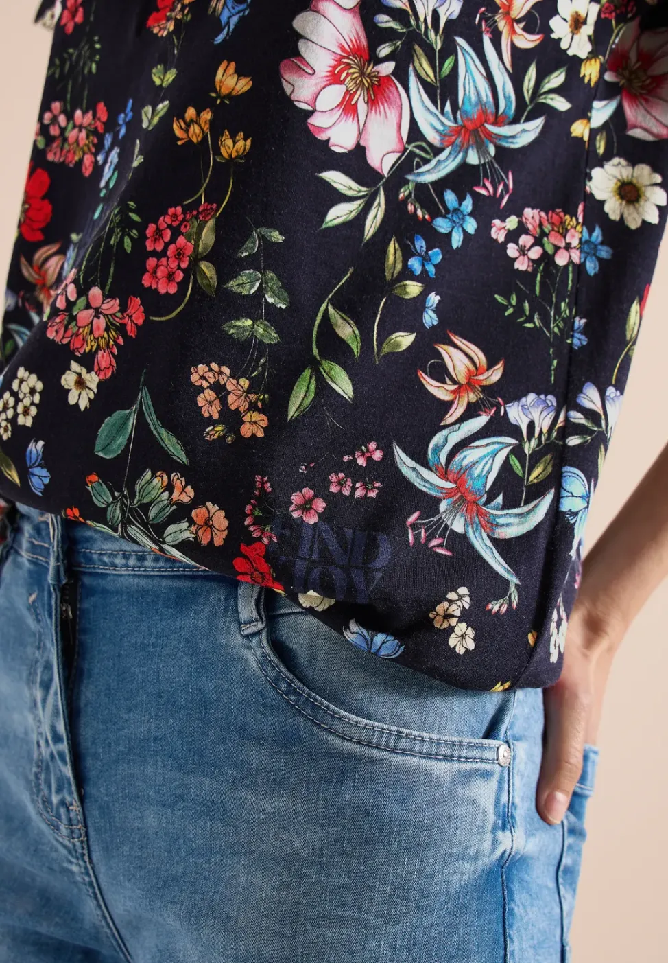 Shirt mit Split Neck und Knopfdetails