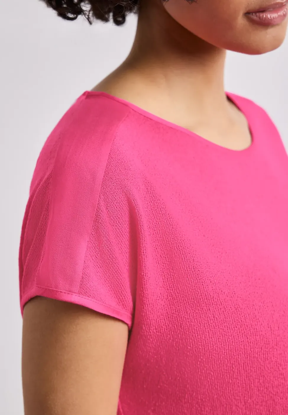 Shirt mit Boatneck und Schulterdetail