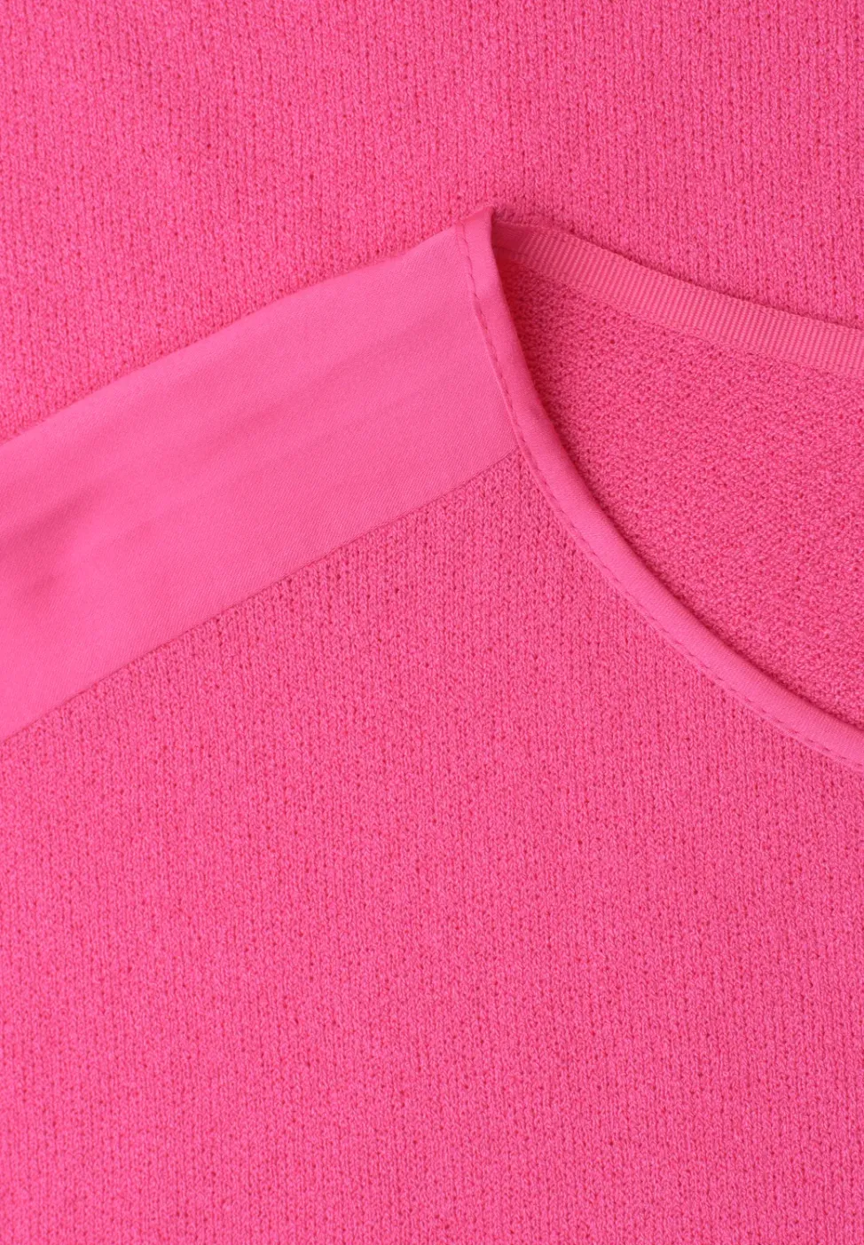 Shirt mit Boatneck und Schulterdetail